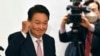 윤석열 한국 대통령 당선인이 지난달 대선 승리 직후 서울 여의도 국회도서관에서 주먹을 들어보이고 있다. (자료사진)