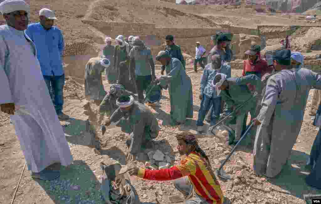 A 3,000-year-old cachette (hiding place) unearthed recently in Al-Asasif necropolis on the West Bank of the Nile in Luxor, Egypt. (H. Elrasam/VOA)
