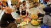 Pegawai Pemkot Surabaya mengolah empon-empon untuk bahan pembuat minuman Pokak di dapur umum (foto Petrus Riski-VOA).