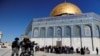 Pasukan keamanan Israel saat bentrok dengan pengunjuk rasa Palestina di kompleks Masjid al-Aqsha, yang dikenal oleh umat Islam sebagai Tempat Suci dan bagi orang Yahudi sebagai Temple Mount, di Kota Tua Yerusalem 15 April 2022. (Foto: REUTERS/Ammar Awad)
