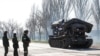 Anggota tentara pro-Rusia berdiri di dekat tank di Mariupol selatan, Ukraina, 20 April 2022.