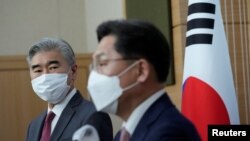 Perwakilan Khusus AS untuk Korut, Sung Kim, menyimak saat Perwakilan Khusus Korsel untuk Urusan Perdamaian dan Keamanan Semenanjung Korea Noh Kyu-duk berbicara dalam pertemuan di Kementerian Luar Negeri di Seoul, Korea Selatan, 18 April 2022. (Ahn Young-joon /pool via REUTERS