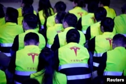 在上海的特斯拉工廠僱員參加交車儀式。（2020年1月7日）