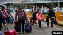 ARHIVA - Ukrajinci koji su pobegli od rata u svojoj zemlji kreću se ka graničnom prelazu u Tihuani, u Meksiku, 2. aprila 2022. (Foto: Reuters/Jorge Duenes)