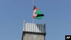 امروز در افغانستان و تمام نمایندگی‌های سیاسی این کشور، بیرق افغانستان نیمه برافراشته است.