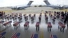 Peti-peti yang dibungkus bendera Amerika, berisi tulang-belulang tentara AS yang tewas dalam Perang Korea lebih dari 65 tahun lalu, terlihat dalam Upacara Repatriasi saat tiba di Pangkalan Pearl Harbor-Hickam, Honolulu, Hawaii, AS, hari Rabu (1/8). 