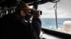 Dalam foto yang dirilis oleh Angkatan Laut AS ini, Letnan Muda Grayson Sigler melakukan obersvasi dari kapal perang USS John S. McCain dalam sebuah patroli kawasan Indo-Pasifik di Selat Taiwan pada 30 Desember 2020. (Foto: US Navy via AP)