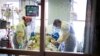 Dr. William Dittrich tampak mengamati pasien yang terinfeksi COVID-19 di ruangan Medical Intensive Care Unit (MICU) di Rumah Sakit St. Luke' Boise di Idaho, AS, pada 31 Agustus 2021. (Foto: AP/Kyle Green)