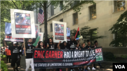 Protesters leave the DOJ building to circle the block, chanting. (L. Bonilla/VOA)