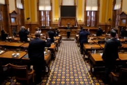 Para anggota elektorat negara bagian Georgia diambil sumpahnya sebelum melakukan pemungutan suara di Atlanta, Georgia, 14 Desember 2020. (Foto: AP)