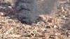 Foto udara menunjukkan kepulan asap hitam dan api dari ledakan di sebuah pasar di Omdurman, Khartoum utara (foto: dok). 