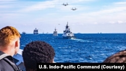 2022年11月9日美國海軍士兵站在甲板上觀看日本海上自衛隊閱艦活動。（照片來自美國印度洋－太平洋司令部）