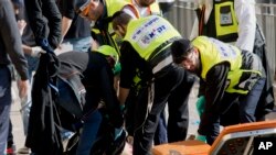 Petugas layanan darurat Israel mengevakuasi mayat warga Palestina di luar Kota Tua Yerusalem, Rabu, 23 Desember 2015. Polisi Israel mengatakan satu warga Palestina tewas dan seorang lainnya terluka parah setelah menikam warga Israel di luar Kota Tua Yerusalem.