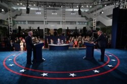Presiden AS Donald Trump (kanan) dan calon presiden dari Partai Demokrat Joe Biden tiba untuk debat presiden pertama di Case Western Reserve University dan Cleveland Clinic di Cleveland, Ohio, pada 29 September 2020. (Foto: AFP/Olivier Douliery)