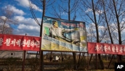 지난 11월 북한 라선 경제특구 내에 '우주를 정복한 그 정신, 그 기백으로 경제각국 건설의 전환적 국면을 열어나가자'는 내용의 선전화가 붙어있다.