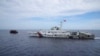 Kapal pemasok muatan Filipinan (kiri) berupaya menghindari kapal penjaga pantai China ketika berlayar di dekat area beting Ayungin, di Laut China Selatan, pada 22 Agustus 2023. (Foto: AP/Aaron Favila)