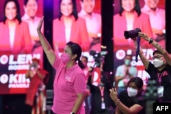 Wakil Presiden dan calon presiden Filipina Leni Robredo menyapa para pendukungnya saat kampanye di kawasan bisnis kota Pasig, pinggiran kota Manila, 20 Maret 2022. (Foto: AFP)
