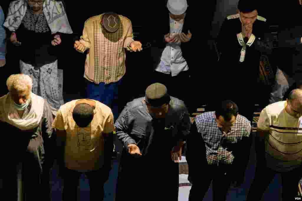 In late-night prayers on the first day of Ramadan at Cairo’s famed Al-Azhar Mosque, Imams prayed for those in attendance to receive God's support in fulfilling their financial responsibilities, April 3, 2022. (Hamada Elrasam/VOA)