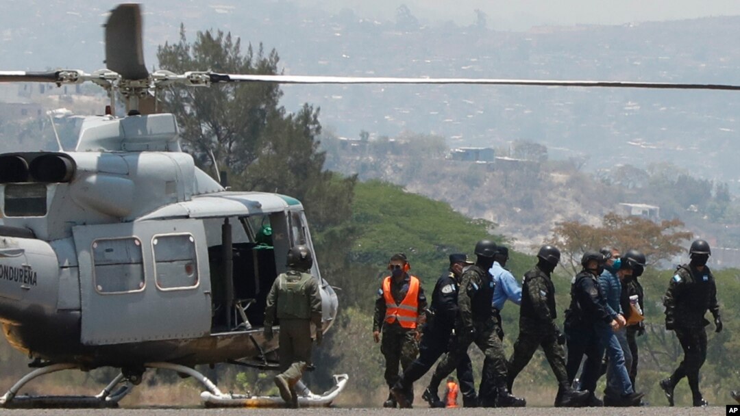 Ansyen Prezidan Ondiras Juan Orlando Hernandez, a dwat, ak solda epi polisye nan Baz Aviyasyon vil Tegucigalpa, Ondiras, Jedi 21 Avril 2022.