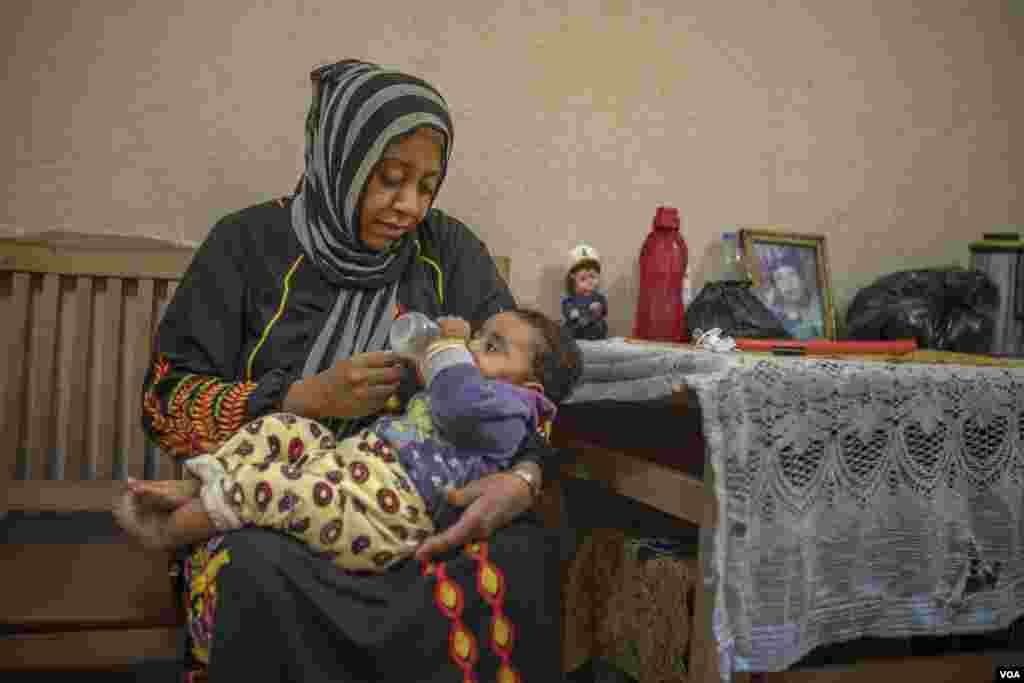 Wafa Mostafa, a single mother, with her seven-month-old daughter Zaman, says, “I don’t have enough milk for her—everything is so expensive. Cairo, April 4, 2022. (Hamada Elrasam/VOA)