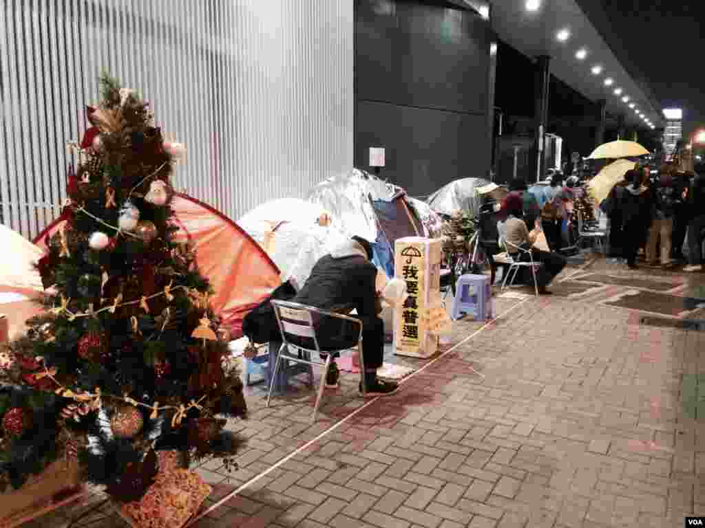 香港政府总部及立法会的添美道行人路上,仍有约80个帐篷的留守者,他们在平安夜有圣诞饰物布置