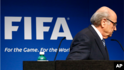 Predsednik FIFA Sep Blater napušta konferenciji za novinare na kojoj je najavio ostavku