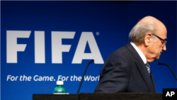Sepp Blatter meninggalkan podium FIFA.