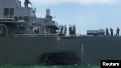 Razarač naoružan vođenim raketama, USS DŽon S. Mekejn, fotografisan nakon sudara u vodama Singapura, 21. avgusta 2017.