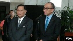 Gubernur Bank Indonesia Agus Martowardojo (kiri) dan Menteri Keuangan Chatib Basri dalam jumpa pers di Jakarta (6/10). (VOA/Iris Gera)