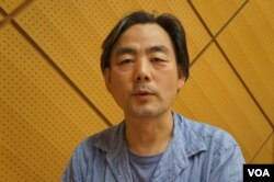 旅居廣島的中國人導演班忠義形容廣島人既非常愛和平，也受全國輿論影響（美國之音歌籃拍攝）