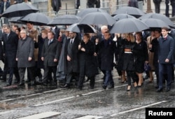 Francuski predsednik Emanuel Makron, njegova supruga Brižit, nemačka kancelarka Angela Merkel, kanadski premijer Džastin Trudo i drugi pristižu na komemoraciju povodom Dana primirja, stogodišnjice okončanja Prvog svetskog rata, kraj Trijumfalne kapije, u Parizu.