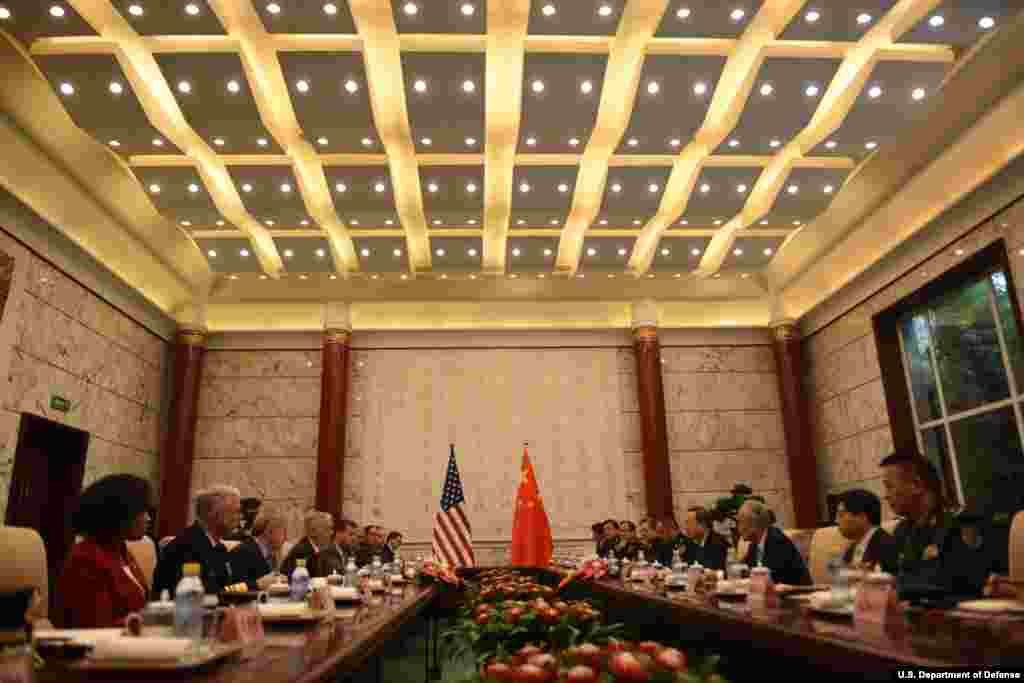 美国国防部长吉姆·马蒂斯、美国驻华大使布兰斯塔德在北京钓鱼台国宾馆同中共政治局委员杨洁篪、中国驻美国大使崔天凯举行会谈(美国国防部图片,2018年6月27日)。 