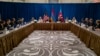 Menlu AS Antony Blinken, tengah, bertemu dengan delegasi Armenia termasuk Menlu Ararat Mirzoyan, ketiga dari kiri, dan delegasi dengan Azerbaijan termasuk Menlu Azerbaijan Jeyhun Bayramov, kedua dari kanan, Senin, 19 September 2022. Foto: AP/Craig Ruttle)