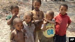 Angola: Manuais escolares vendidos no mercado negro