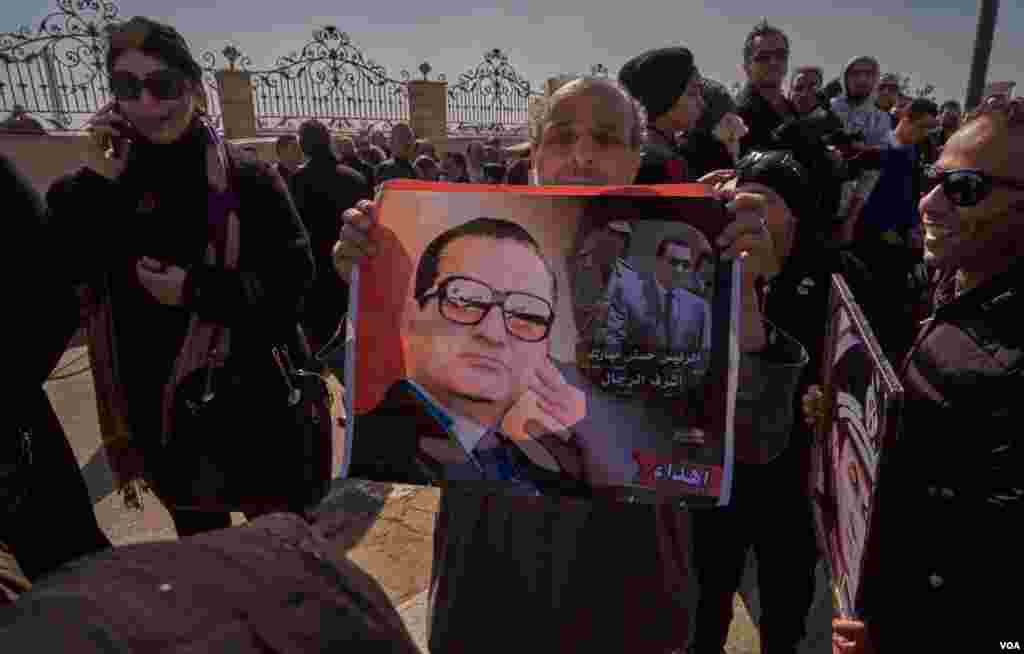 Mubarak's supporters gather to pay their last respects to the man who led Egypt from 1981 to 2011. (Hamada Elrasam/VOA)