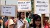 Para aktivis gay Indonesia memegang poster saat melakukan aksi protes untuk menuntut kesetaraan bagi kelompok LGBT di Jakarta (foto: dok).