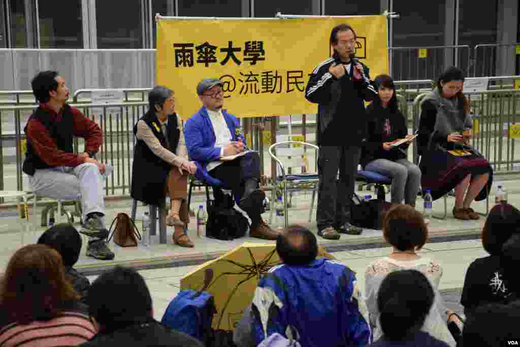 有團體在立法會示威區舉辦「毋忘初衷- 雨傘運動與香港政治困局的回顧與前瞻論壇」,泛民立法會議員張昭雄出席發言。(美國之音湯惠芸拍攝)