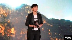 香港社運人士、歌手何韻詩在奧斯陸自由論壇-台灣上發表演講，呼籲全球團結一致聲援香港人的抗爭。 （2019年9月13日，美國之音林楓拍攝）