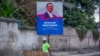 Yon vande nan lari Jacmel kenbe yon pankat ki swete Prezidan Kolonbyen Gustavo Petro byenvini an Ayiti, 22 Janvye 2025.