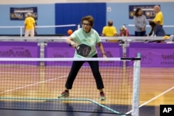 Leurene Hildenbrand, 85, berkompetisi dalam aksi pickleball ganda campuran selama Florida Senior Games yang dipersembahkan oleh Humana pada Sabtu, 9 Desember 2017 di Clearwater, Florida. (Foto: AFP)