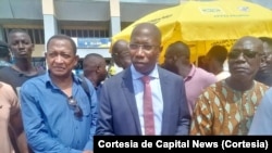 Domingos Simões Pereira (cen), com os advogados Carlos Pinto Pereira (esq) e Luís Manuel Cabral (esq), Bissau, Guiné-Bissau, 2 Setembro 2022