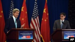 2014年7月10日美国国务卿约翰·克里（左）和美国财政部长雅各布·卢在新闻发布会