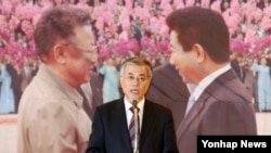 문재인 한국 대통령 당선인이 지난 2012년 10월 10.4 남북정상선언 5주년 기념 토론회에서 대북정책 구상을 밝히고 있다.