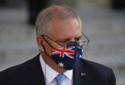 Perdana Menteri Australia Scott Morrison tiba sebelum jamuan makan malam kerja dengan Presiden Prancis Emmanuel Macron, di Istana Elysee di Paris, Selasa, 15 Juni 2021. (Foto: AP/Rafael Yaghobzadeh)