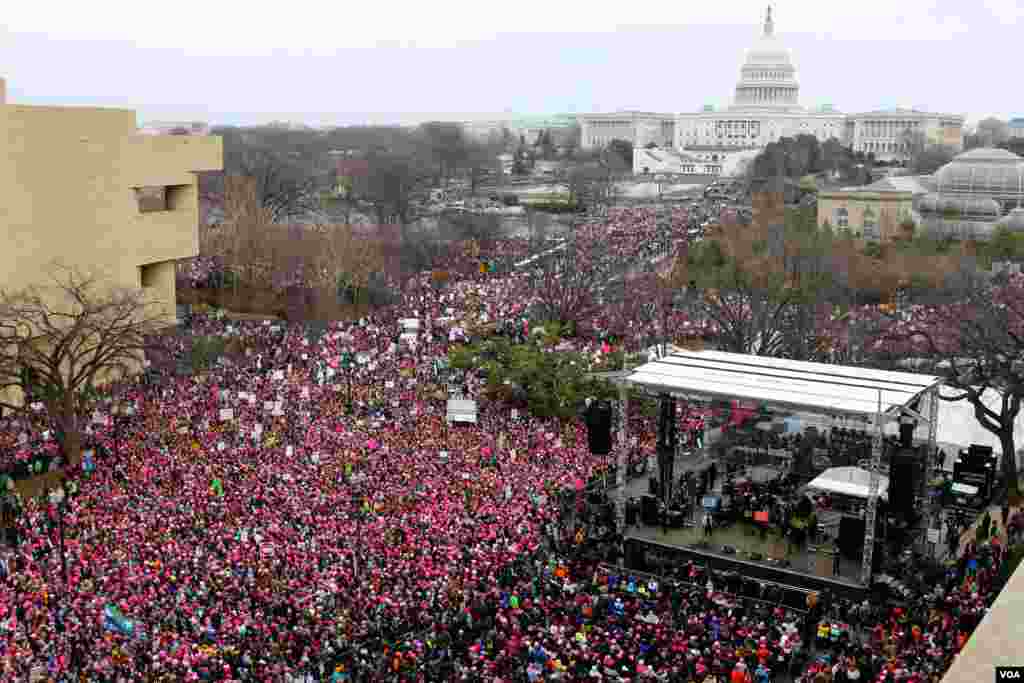 Pemandangan protes Women's March di Washington dari atap kantor Voice of America di Washington, D.C. (21/1). (VOA/B. Allen)