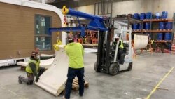 Pekerja merakit modul perumahan yang terdiri dari panel cetak 3D di pabrik Mighty Buildings, Rabu, 17 Maret 2021. (Foto: AP)
