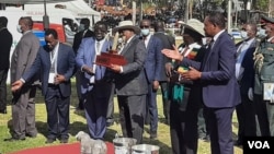 UMongameli Masisi loMongameli Emmerson Mnangagwa ngesikhathi kunikwa abanye abantu izicoco eHarare Agricultural Show.