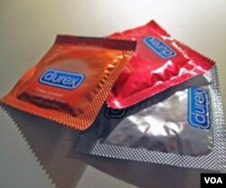 Pemakaian kondom termasuk cara yang cukup efektif untuk melindungi seseorang dari penularan HIV/AIDS.