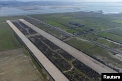 Kawasan Vjosa-Narte di Vlora, Albania, yang diusulkan untuk pembangunan bandara baru, meskipun ada kritik dari para pecinta lingkungan, 28 Januari 2023. (REUTERS/Florion Goga)