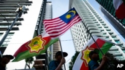 Aksi unjuk rasa menentag pembakaran Al-Qur'an di luar Kedutaan Swedia di Kuala Lumpur, Malaysia, Jumat, 27 Januari 2023. (AP/Vincent Thian)
